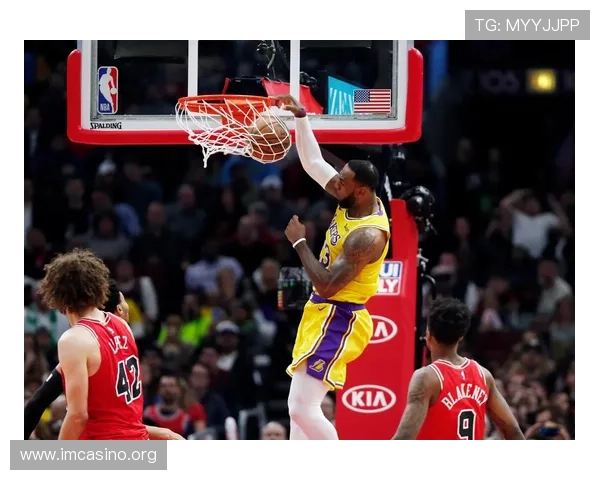 湖人球员踩线暴扣技惊四座 裁判目瞪口呆难以置信 湖人球员踩线暴扣技惊四座 裁判目瞪口呆难以置信